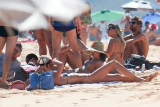 Izabel Goulart feet photo thumbnail