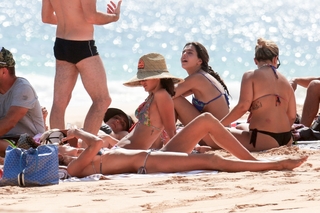 Izabel Goulart feet photo thumbnail