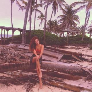 Riley Keough feet photo thumbnail
