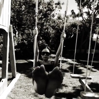 Victoria Beckham feet photo thumbnail