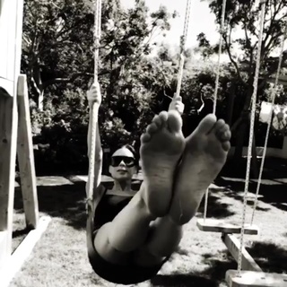 Victoria Beckham feet photo thumbnail