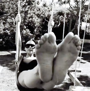 Victoria Beckham feet photo thumbnail
