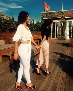 Chloe Bailey feet photo thumbnail