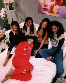 Chloe Bailey feet photo thumbnail