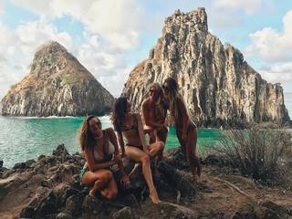 Isis Valverde feet photo thumbnail