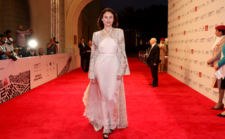 Olga Kurylenko feet photo thumbnail