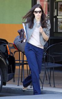 Jessica Biel feet photo thumbnail
