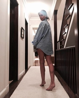 Cindy Crawford feet photo thumbnail