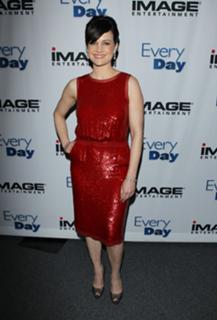 Carla Gugino feet photo thumbnail