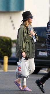 Drew Barrymore feet photo thumbnail