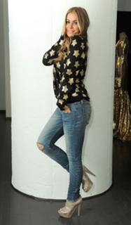 Carmen Electra feet photo thumbnail