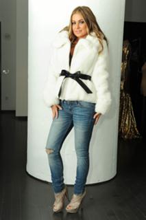 Carmen Electra feet photo thumbnail