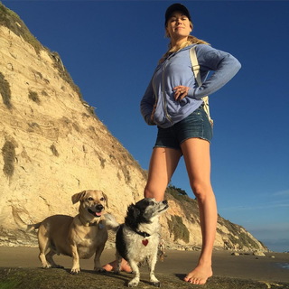 Yvonne Strahovski feet photo thumbnail