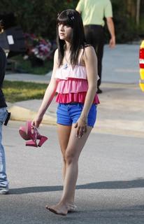 Selma Blair feet photo thumbnail