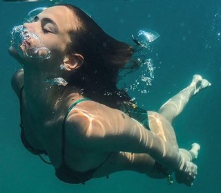 Bruna Marquezine feet photo thumbnail