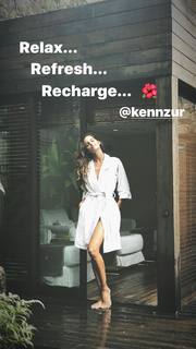 Izabel Goulart feet photo thumbnail