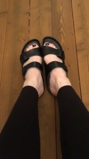 Bryce Dallas Howard feet photo thumbnail