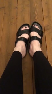 Bryce Dallas Howard feet photo thumbnail
