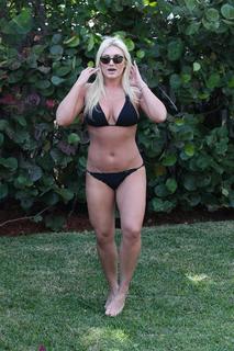 Brooke Hogan feet photo thumbnail