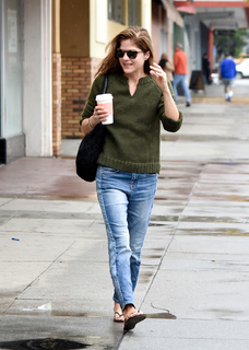 Selma Blair feet photo thumbnail
