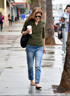 Selma Blair feet photo thumbnail