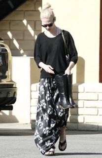 January Jones feet photo thumbnail