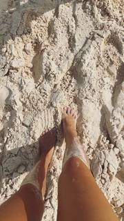 Rosie Huntington-Whiteley feet photo thumbnail