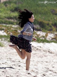 Demi Lovato feet photo thumbnail