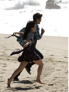 Demi Lovato feet photo thumbnail