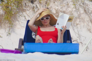 Michelle Williams feet photo thumbnail