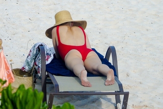 Michelle Williams feet photo thumbnail