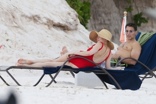 Michelle Williams feet photo thumbnail