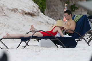 Michelle Williams feet photo thumbnail
