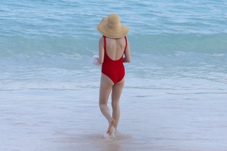 Michelle Williams feet photo thumbnail