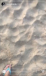 Isis Valverde feet photo thumbnail
