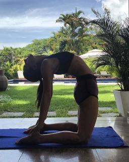 Isis Valverde feet photo thumbnail