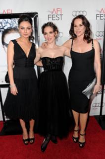 Mila Kunis feet photo thumbnail