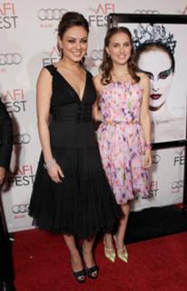 Mila Kunis feet photo thumbnail