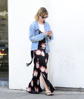 Lily James feet photo thumbnail