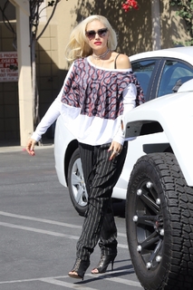 Gwen Stefani feet photo thumbnail