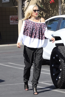 Gwen Stefani feet photo thumbnail