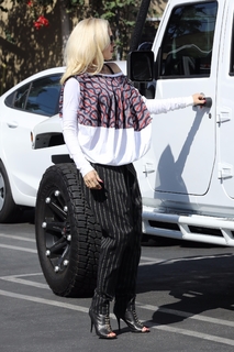 Gwen Stefani feet photo thumbnail