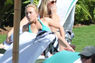 Hayden Panettiere feet photo thumbnail