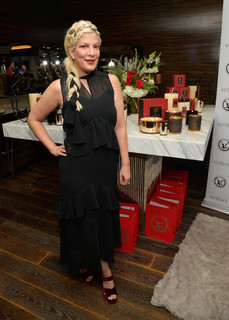 Tori Spelling feet photo thumbnail