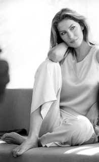 Gisele Bündchen feet photo thumbnail