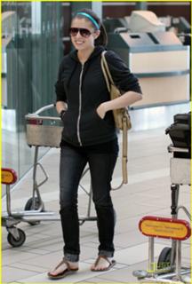 Anna Kendrick feet photo thumbnail