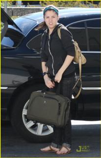 Anna Kendrick feet photo thumbnail