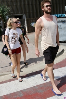 Miley Cyrus feet photo thumbnail