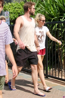 Miley Cyrus feet photo thumbnail