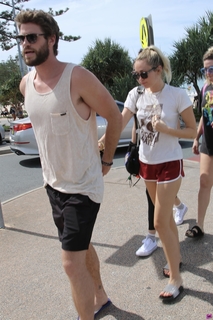 Miley Cyrus feet photo thumbnail